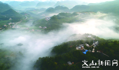 近段时间以来西畴县雨水普降,雨后空气清新景色秀丽,山间云雾升腾