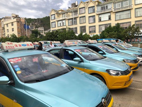 文山市310辆爱心送考车助力2019年高考