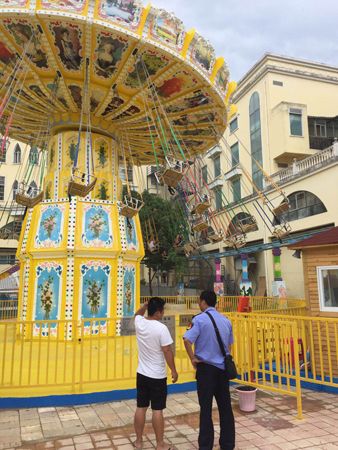 暑期来了系好文山城区游乐设施的安全带