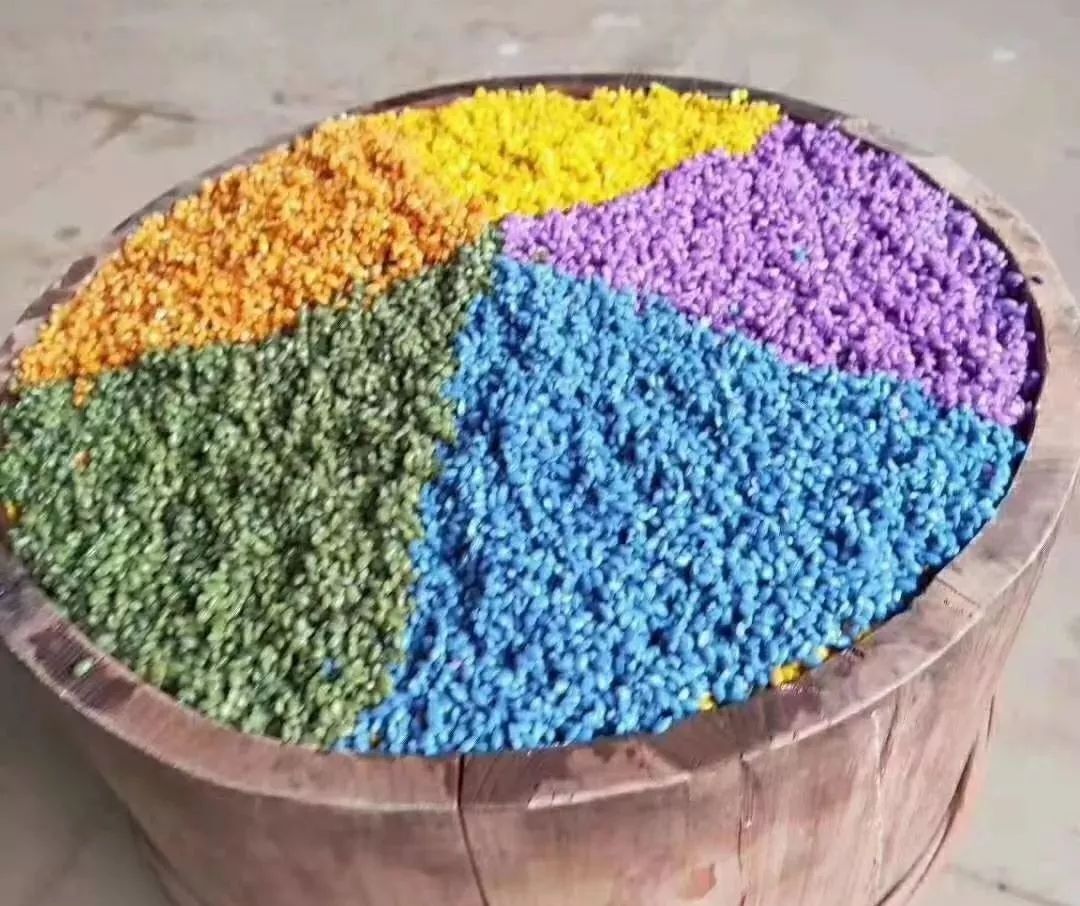 准备好染饭花之后,精选上好的糯米,用筛子把碎米筛出,然后开始晕染