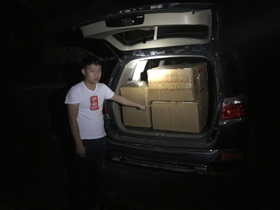 马关大队小坝子所查获一批涉嫌走私燕窝.jpg