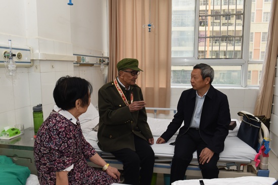 看望刘家保老人1.JPG