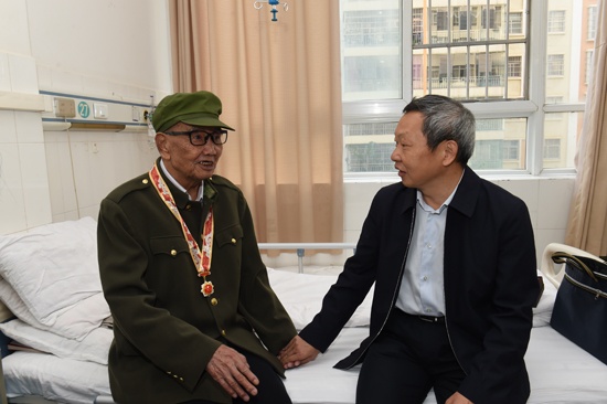 看望刘家保老人.JPG