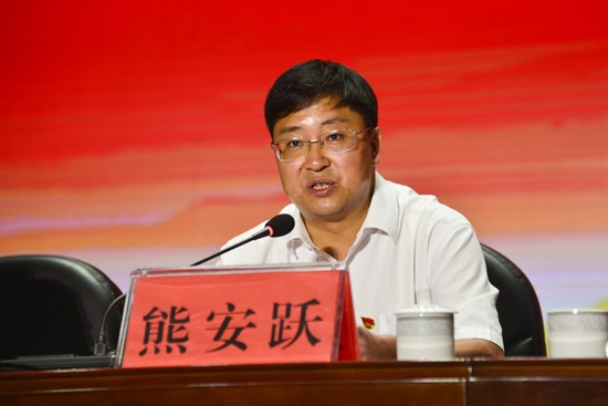3县委副书记熊安跃主持会议.jpg