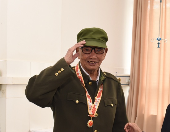 刘家保老人敬礼.jpg