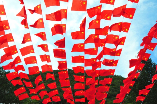 街头群众悬挂的国旗.jpg
