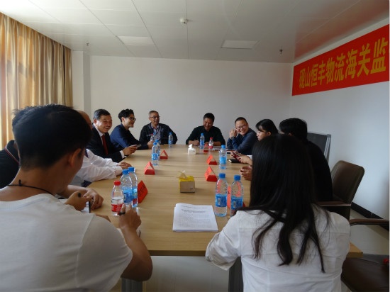 与各界人士举行座谈会.jpg