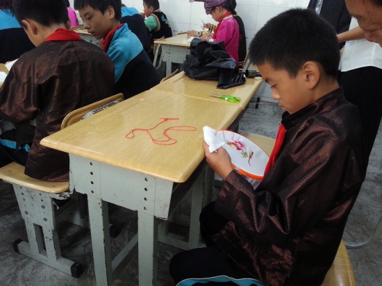 学生学习民族刺绣工艺.jpg