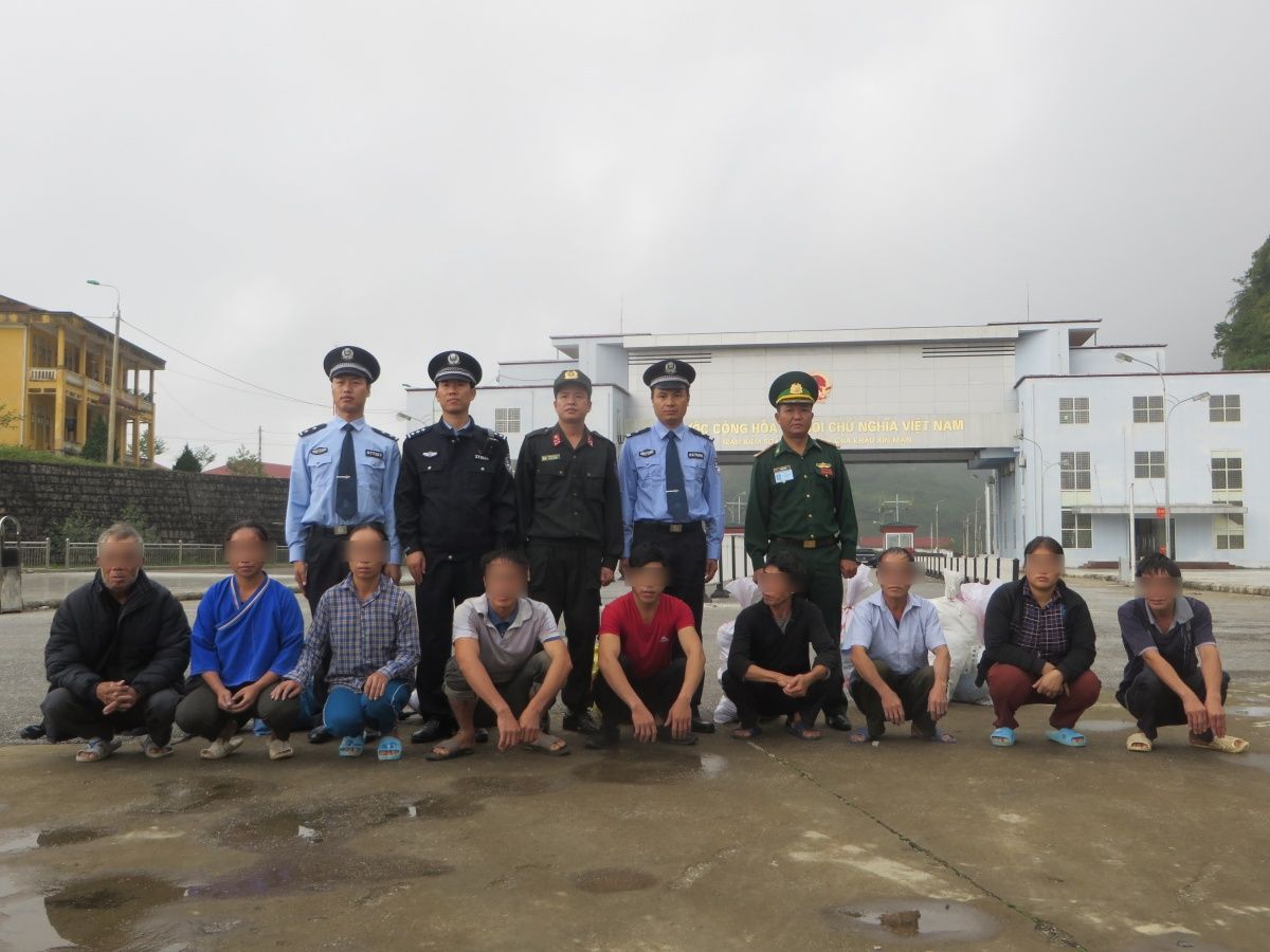 马关县公安局成功遣返9名非法入境越南籍公民.JPG