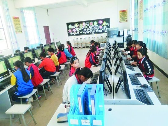 现代化的乡村学校机房,联通世界学习之窗。.jpg