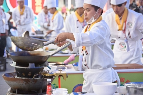 11月8日,图为三七佳肴大赛开赛比赛中的厨师。.jpg