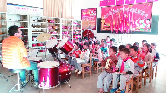 学生在设施齐全的乡村学校音乐教室里上音乐课.jpg