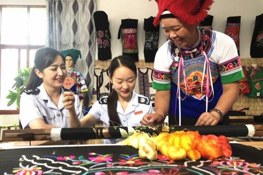 云南砚山：减税降费“牵丝线” 绣娘绘出“致富图”（图1）.jpg