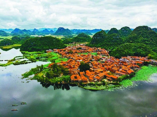 普者黑国家湿地公园以水上田园、岩溶湿地、荷花世界、湖泊峰林等景观著称，这里山水秀丽、风景如画，吸引游人前来荡舟赏景。.jpg