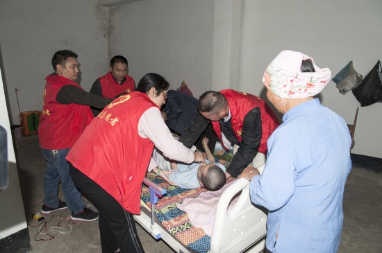 富宁县残联助残志愿者下乡为群众安装护理床.jpg