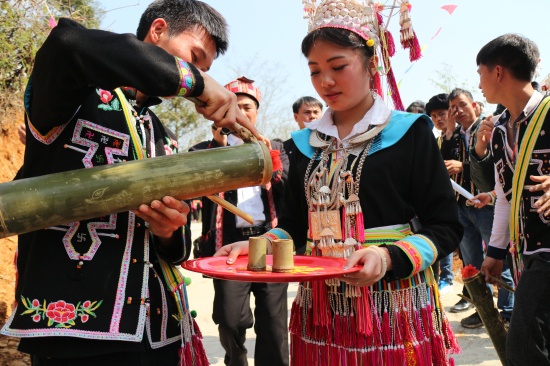 斟满美酒迎亲人.jpg