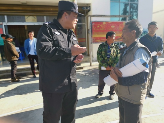 图为樊杰在向群众宣传安全防范常识（供图）.jpg