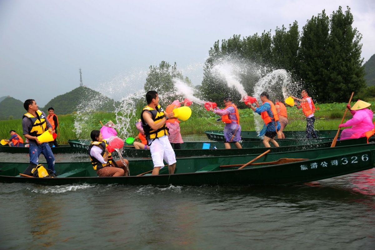 普者黑欢乐的泼水节。.jpg