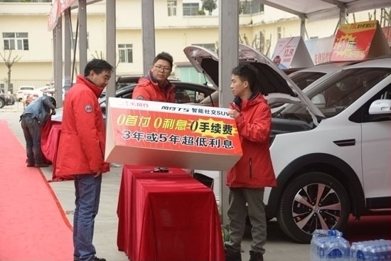 图为工作人员正在布置车展.jpg