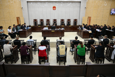 丘北法院公开审理18人涉恶犯罪案.png