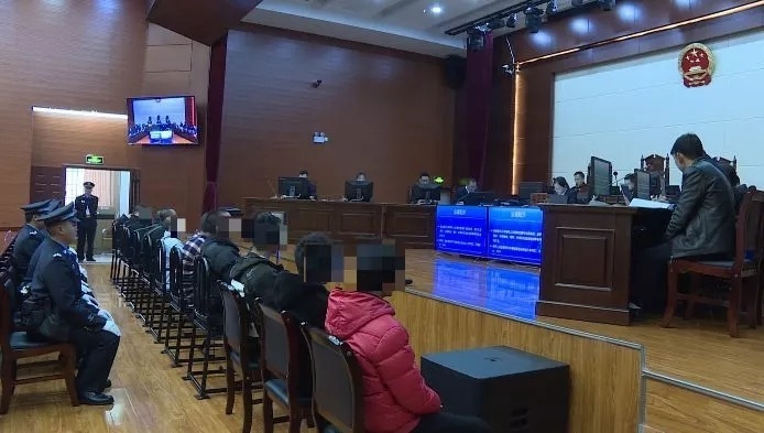 西畴县15名“小混混”终被送上审判台 1.jpg