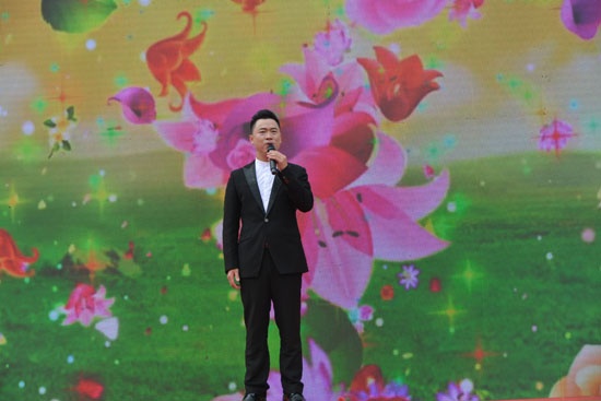 演唱《咱老百姓》.jpg