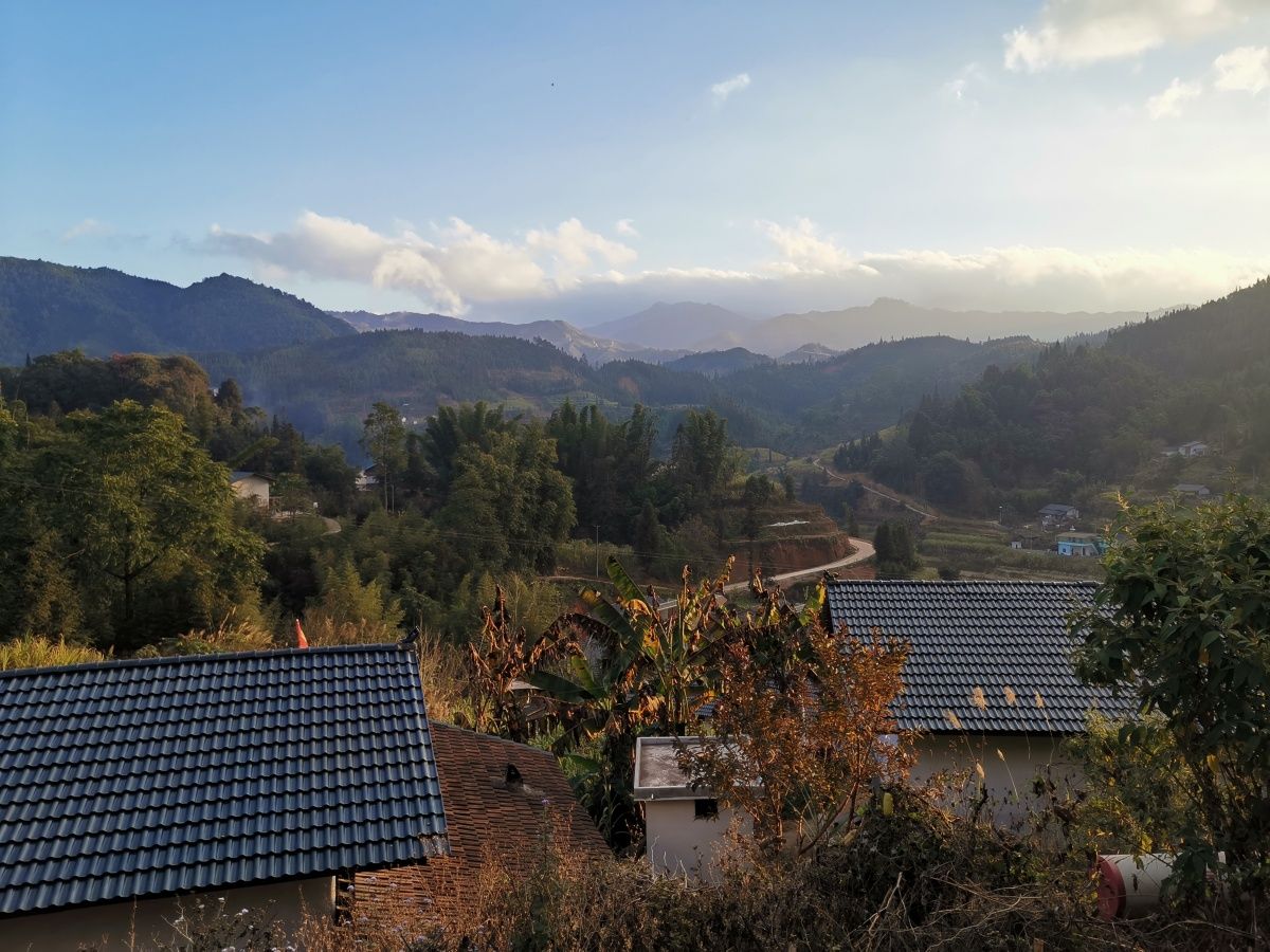 山路弯弯弯几许(地处中越边境的丫口村).jpg