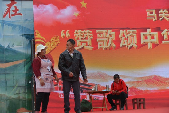 表演小品《懒汉脱贫》.jpg