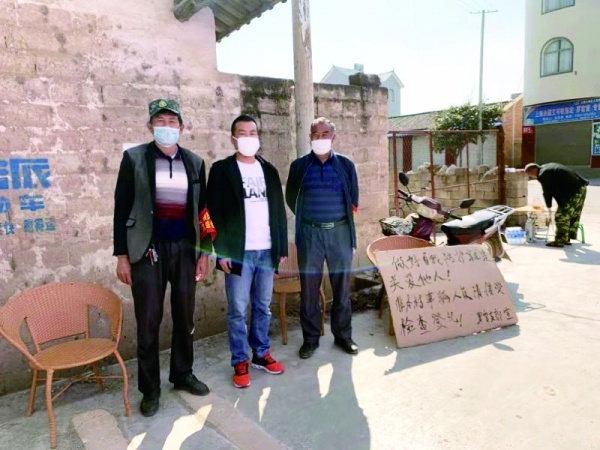 徐进锋参加当地疫情防控.jpg