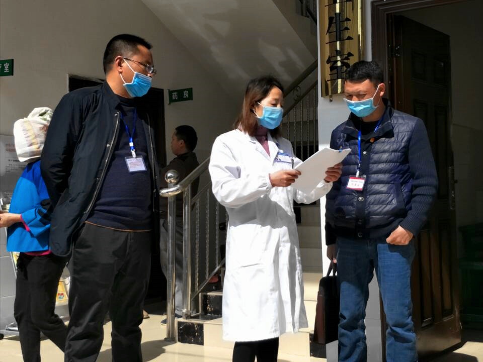 督查组成员实地督查.jpg