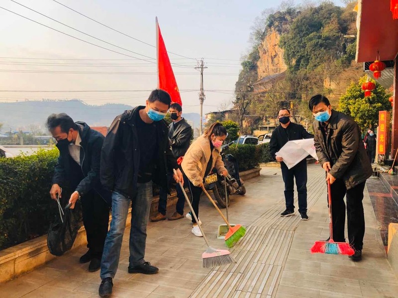 清理彩云公园内垃圾.jpg