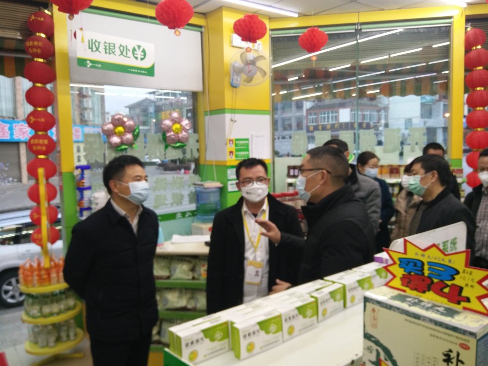 在药店了解防护物资 (3).jpg
