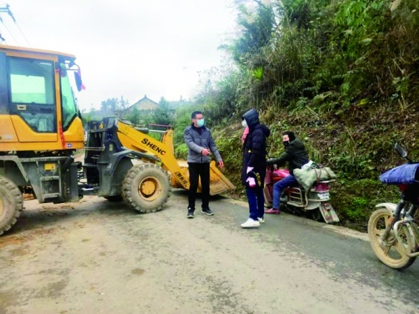 艾显尹参加当地疫情防控.jpg