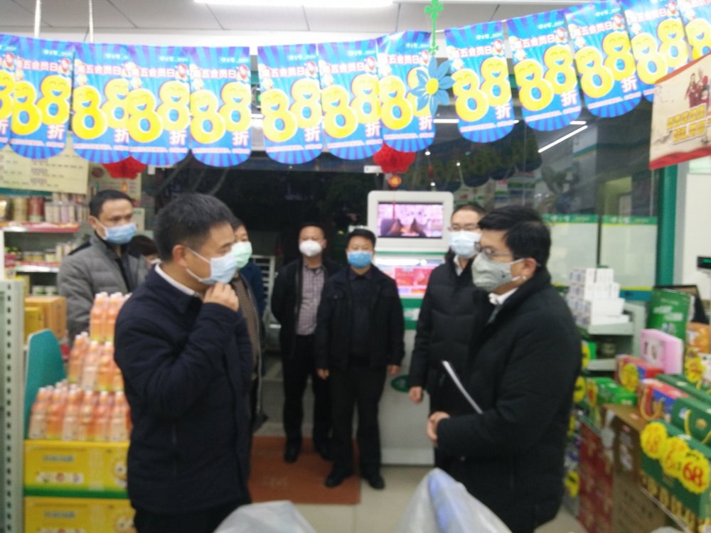 在药店了解防护物资 (1).jpg