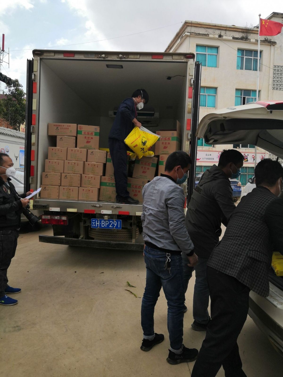 为群众分发物资.jpg