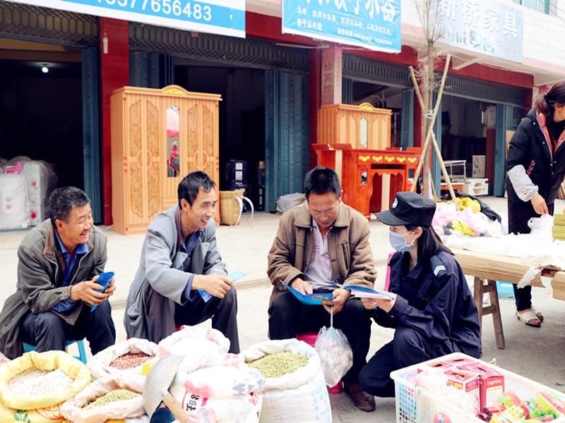 利用街天开展普法宣传教育活动.jpg