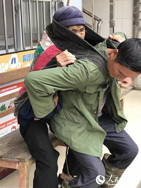 “背带大叔”当年感动网友的照片。网络图片