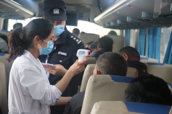 图为董占边境检查站民警与医务人员对过往旅客进行检查.jpg