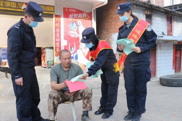 图为董占边境检查站普法服务队开展法治宣传.jpg