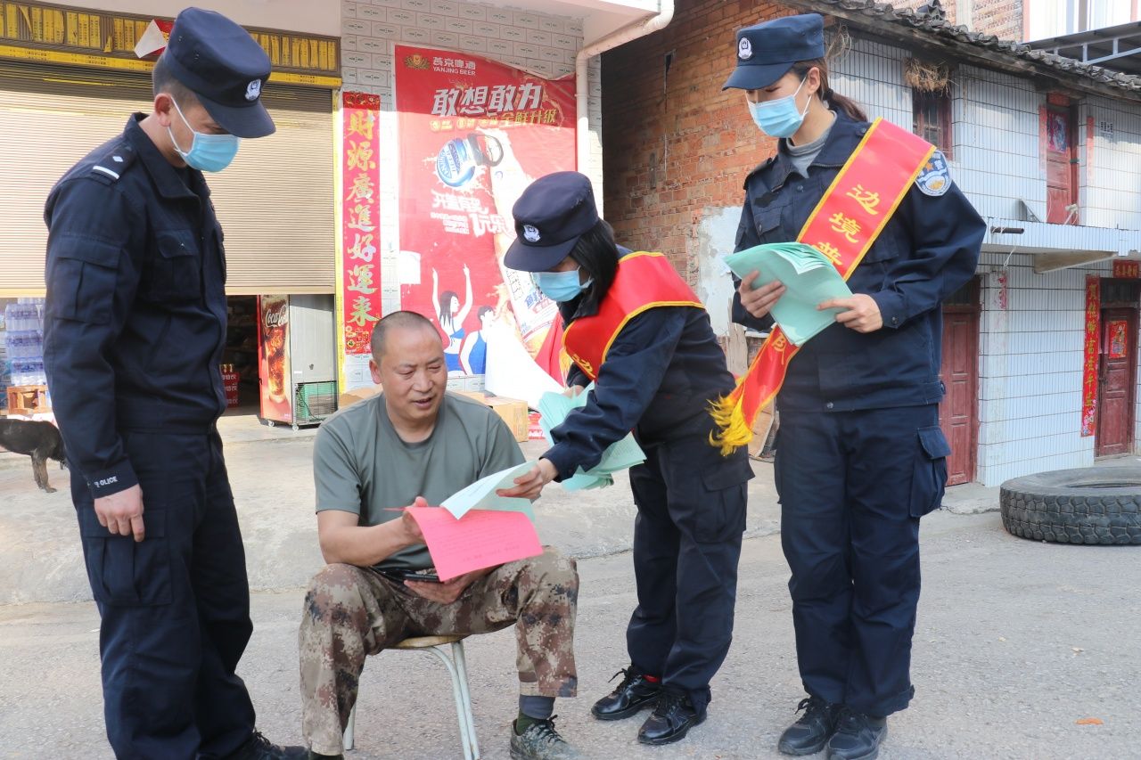 民警法制宣传小分队走访宣传.JPG