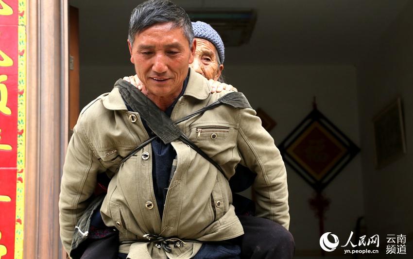 虽说不用常背着母亲去看病了，但汪克武还是会背着母亲呼吸一下新鲜空气。人民网 程浩 摄
