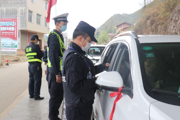 图为董占边境检查站固定执勤点民警对过往车辆进行检查.jpg