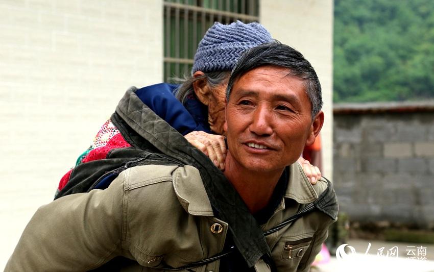 虽说不用常背着母亲去看病了，但汪克武还是会背着母亲活动活动，呼吸一下新鲜空气。人民网 程浩 摄