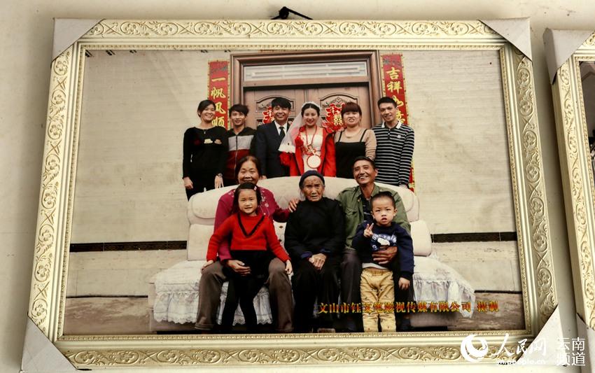 成为“网红”后，有单位给汪克武一家人拍的全家福。人民网 程浩 摄
