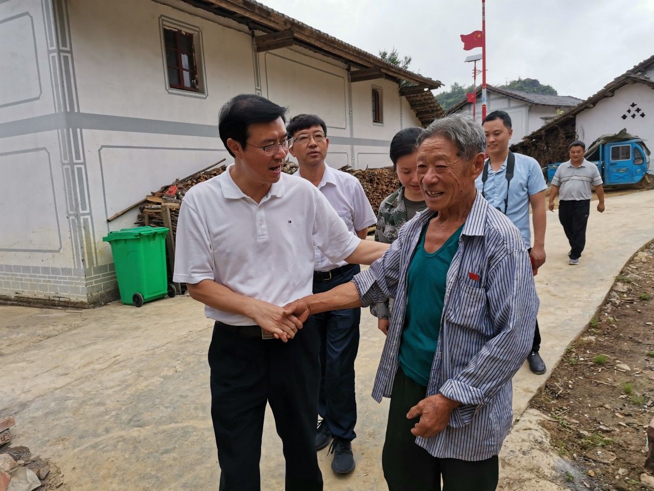 1看望老党员张德恩.jpg