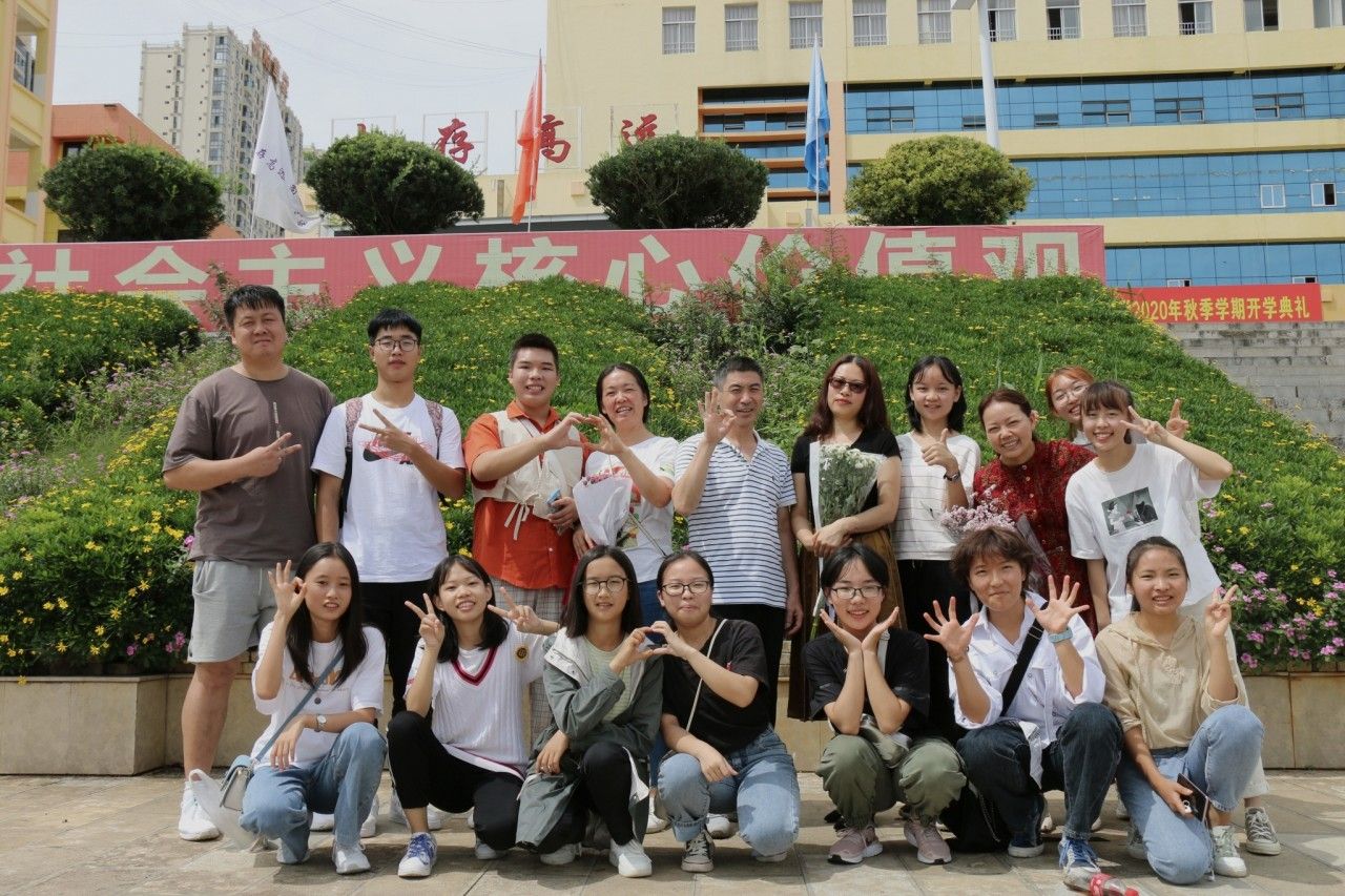 学生给老师献花.JPG