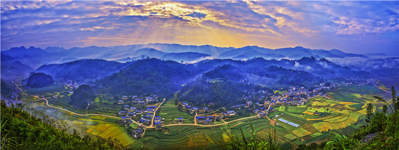 朝霞照龙坪（吕德仁摄）.jpg
