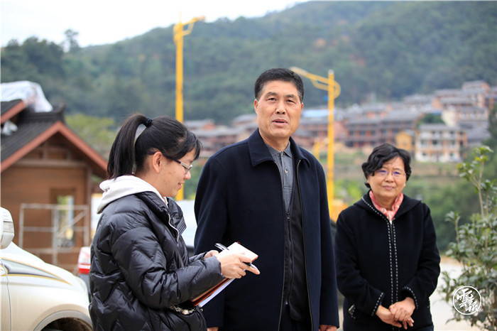 20201107F145-云南日报记者采访最高人民检察院挂任西畴县委副书记张庆敏-陈飞摄.jpg