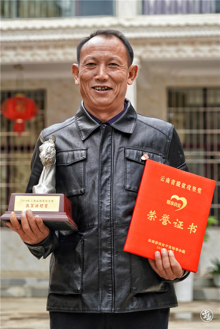 刘丕荣说：“国家对自己的褒奖沉甸甸。” 刘珈彤 摄.jpg