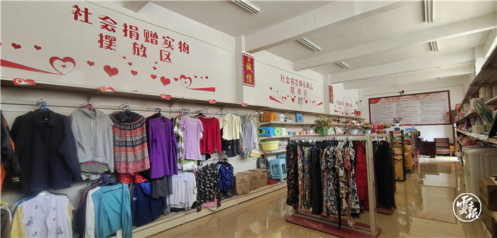 物资丰富的幸福超市  刘珈彤 摄.jpg